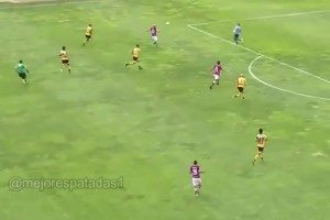 智甲联赛出现残暴一幕！门将双脚飞踢前锋，球还是进了！⚽